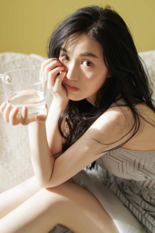 丧尸撕咬美女